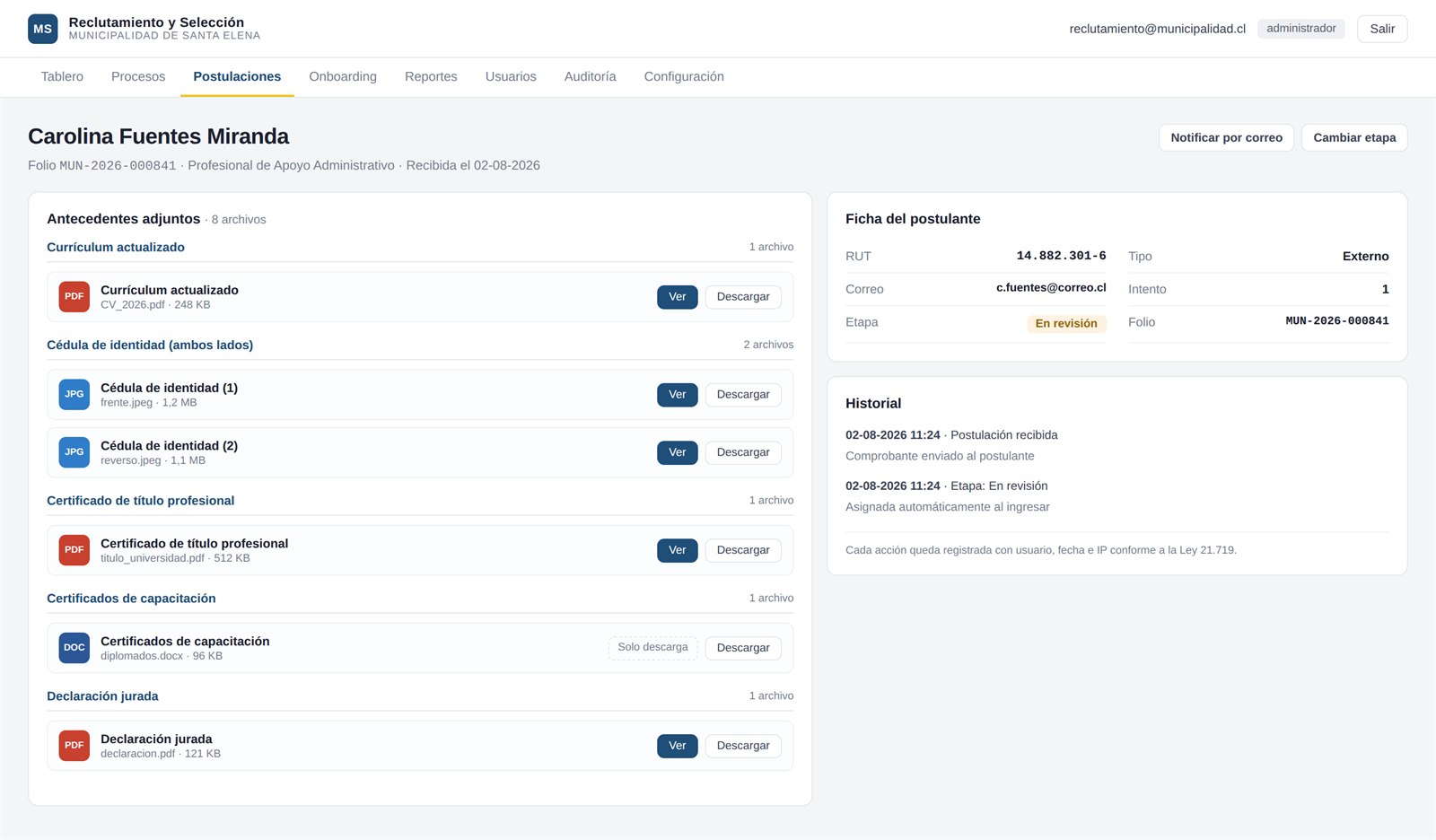 Antecedentes adjuntos por requisito e historial completo de la postulación.
